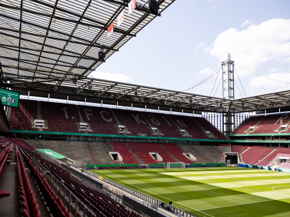 Besonders markant am Kölner Stadion sind die zur Dachkonstruktion gehörenden Stahltürme. Foto: picture alliance / BEAUTIFUL SPORTS / Wunderl____