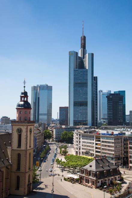 Die Glasfassade des Commerzbank Towers