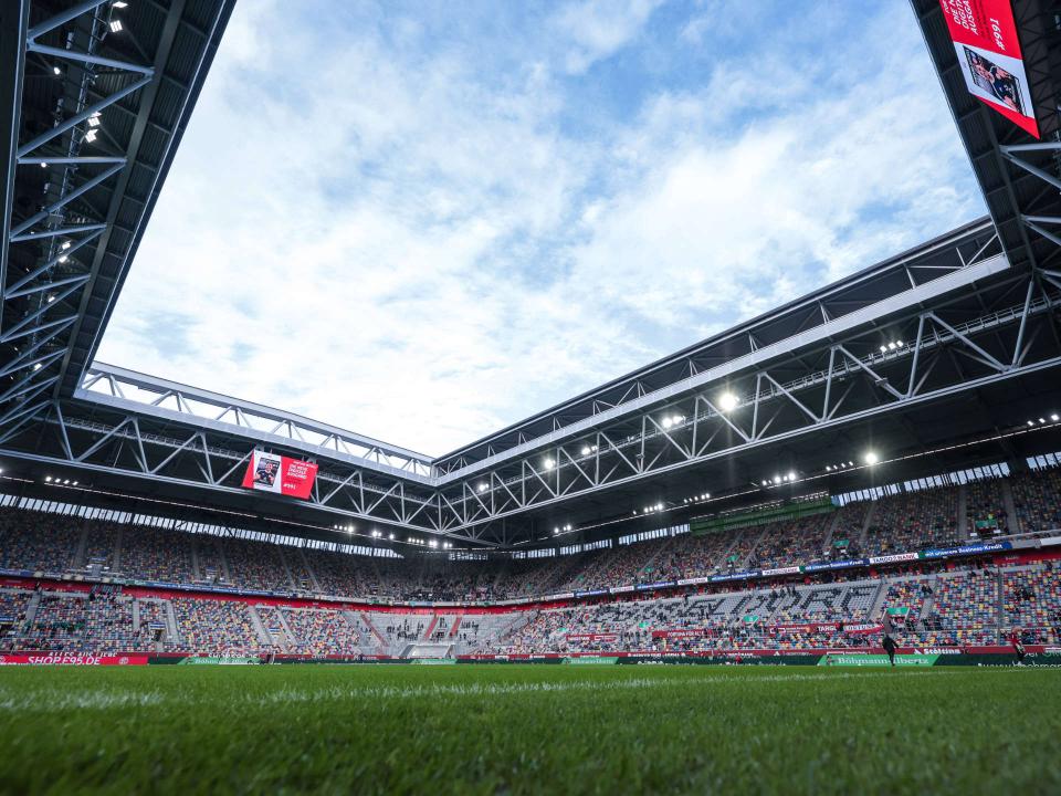 Die Düsseldorfer Multifunktionsarena lässt sich ganz leicht an ihren bunten Sitzen erkennen. Foto: IMAGO/RHR-Foto____