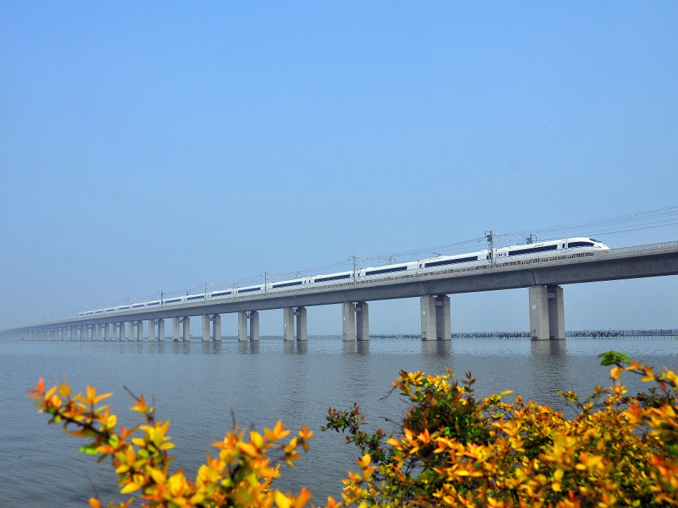 Mit knapp 165 Kilometern Länge ist die Große Brücke Danyang–Kunshan die längste Brücke der Welt. Foto: Picture Alliance____