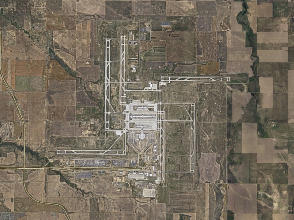 Verdächtiges Satellitenbild? Laut Flughafenbetreiber ist die Anordnung der Landebahnen rein praktischer Natur. Foto: Google Earth____