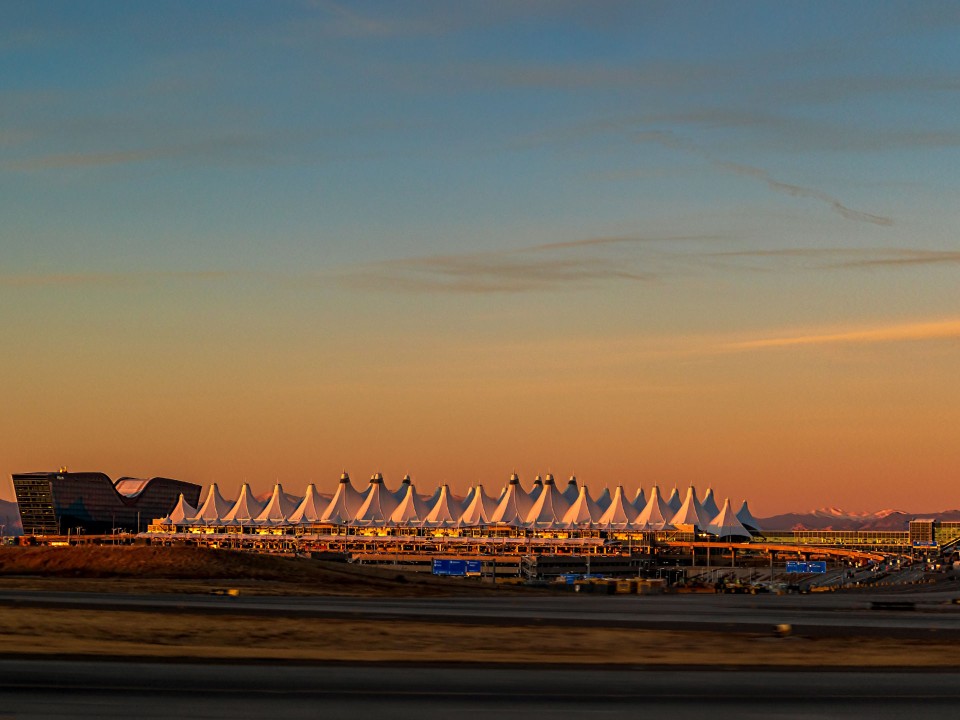 Das markante Zelt-Dach des Denver International Airport. Foto: Adobe Stock____