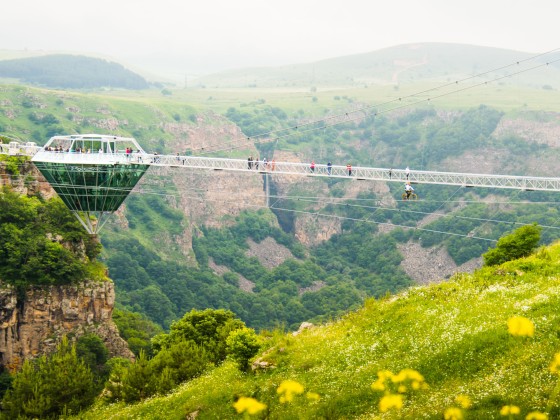 Laufen auf Glas oder Radeln auf dem Stahlseil: Die "Diamond Bridge" in Georgien. Foto: Adobe Stock