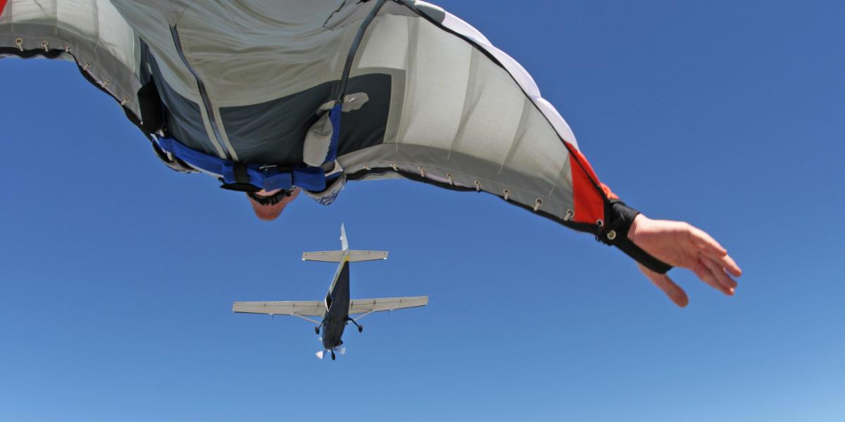 Extremsportler mit Wingsuit