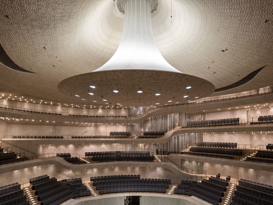 Der riesige Deckenreflektor im großen Saal der Elbphilharmonie ist essentiell für ihren einzigartigen Klang. Foto: Adobe Stock____