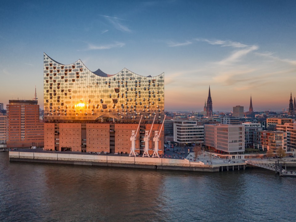 Schillerndes Wahrzeichen Hamburgs: Die Elbphilharmonie. Foto: Adobe Stock____