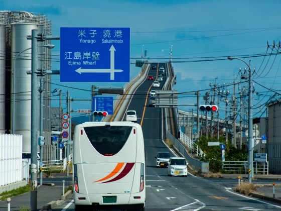 Von unten betrachtet sie die Eshima-Ohashi-Brücke verboten steil aus... Foto: Adobe Stock