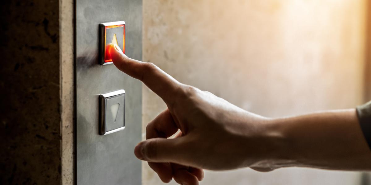 Ab nach oben: Der soziale "Fahrstuhleffekt" beschreibt den sich verbessernden Lebensstandard der Gesellschaft. Foto: AdobeStock