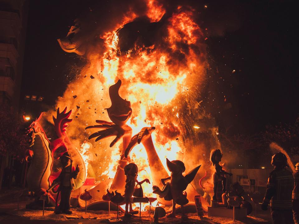 Figuren aus Holz und Pappmaché werden verbrannt.____