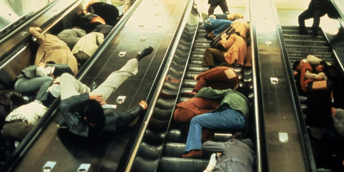 Bei Verfolgungsjagden im Film kommt es immer wieder zu Szenen, bei denen Passanten auf der Fahrtreppe beiseitegestoßen werden, wenn die verfolgte Person die Stufen rauf oder runter rennt. Dass es auch anders geht, zeigt Brian de Palma in „Carlito’s Way“. Foto: AdobeStock