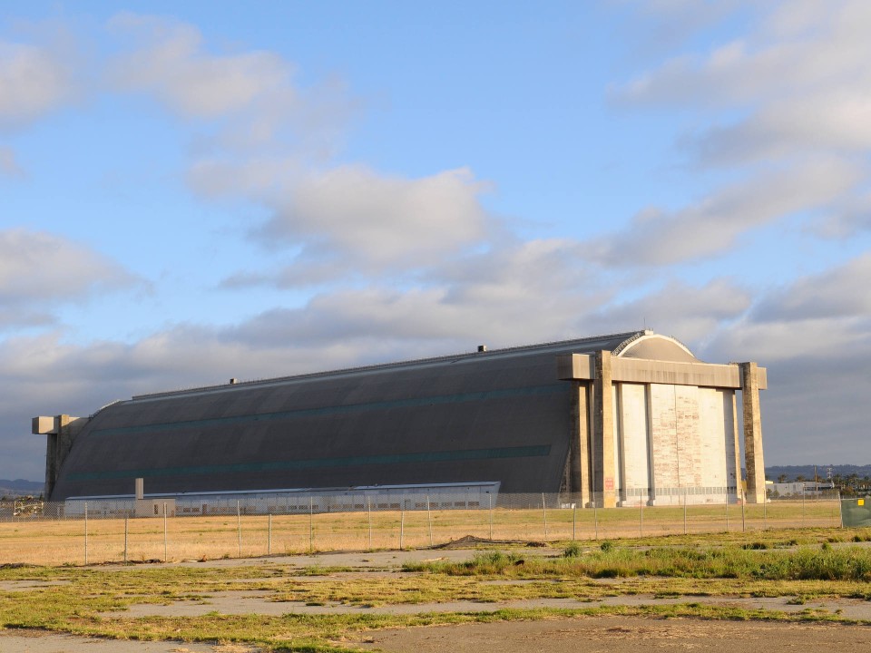 Wahrzeichen des 20. Jahrhunderts: Das Holz-Design der Hangars brachte sie 1993 auf die Liste der "Society of Civil Engineers" als eines der Historic Civil Engineering. Foto: Adobe Stock____