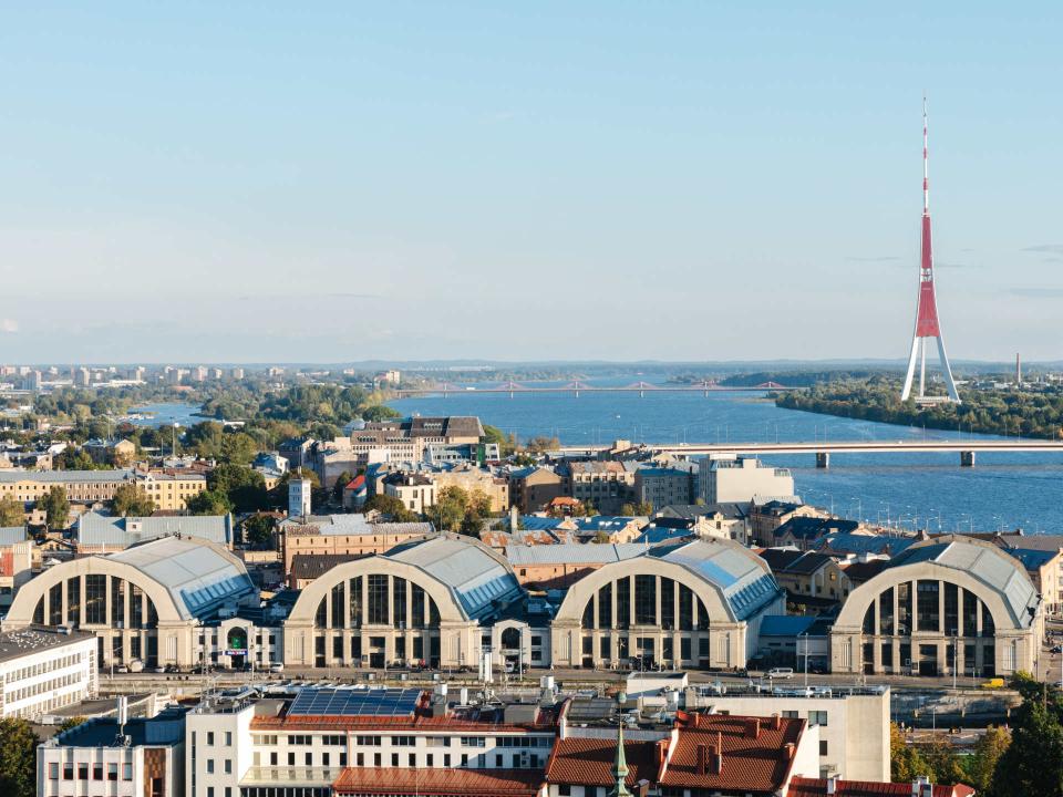 Wahrzeichen der Stadt und UNESCO-Weltkulturerbe: Aus zwei Luftschiffhallen entstanden fünf Pavillons. Als Gebäudeensemble prägen sie das Stadtbild. Foto: Adobe Stock____