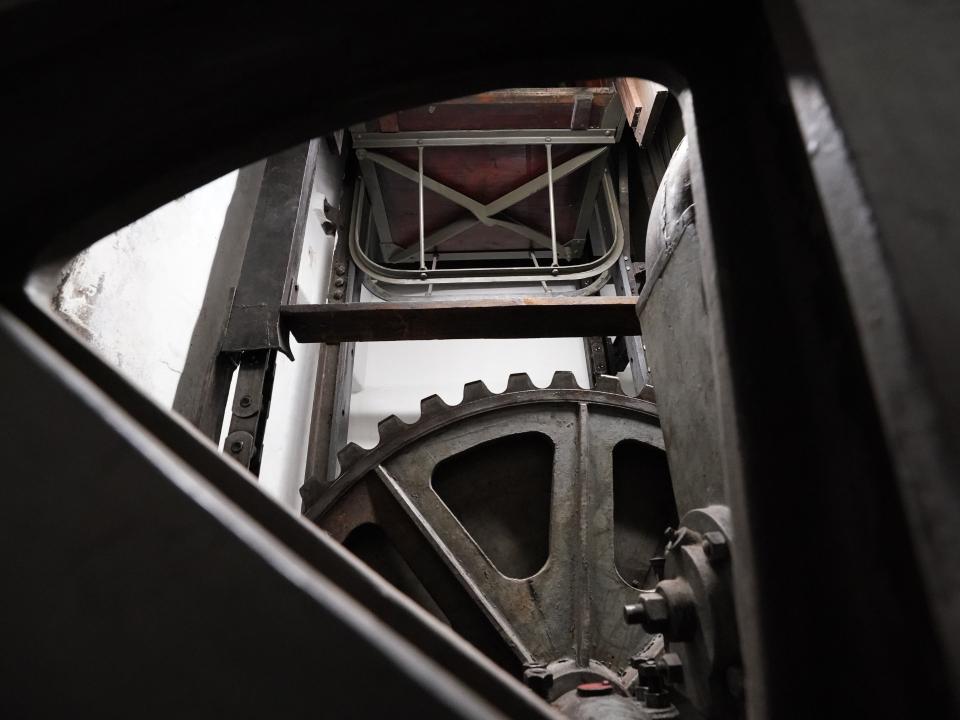 Als ältester erhaltener Paternoster der Welt hat der Aufzug des Flüggerhauses dem des Wiener Hauses der Industrie von 1910 den Rang abgelaufen. Foto: Marcus Brandt/picture alliance/dpa____