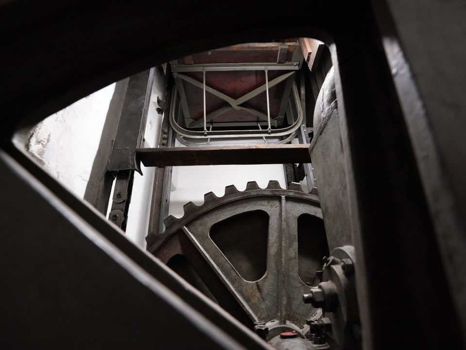 Als ältester erhaltener Paternoster der Welt hat der Aufzug des Flügger­hauses dem des Wiener Hauses der Industrie von 1910 den Rang abgelaufen. Foto: Marcus Brandt/picture alliance/dpa____
