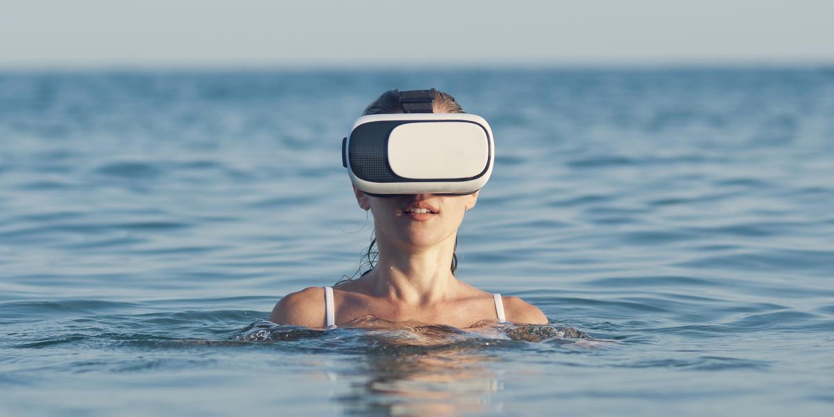 Frau mit VR-Brille im Meer