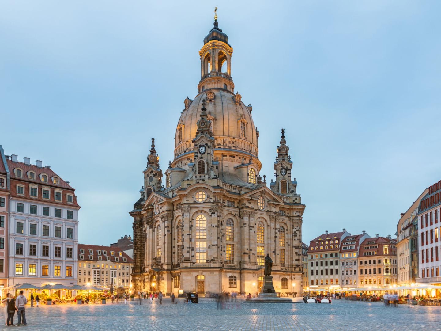 Historische Gebäude, die erst in diesem Jahrtausend rekonstruiert ...