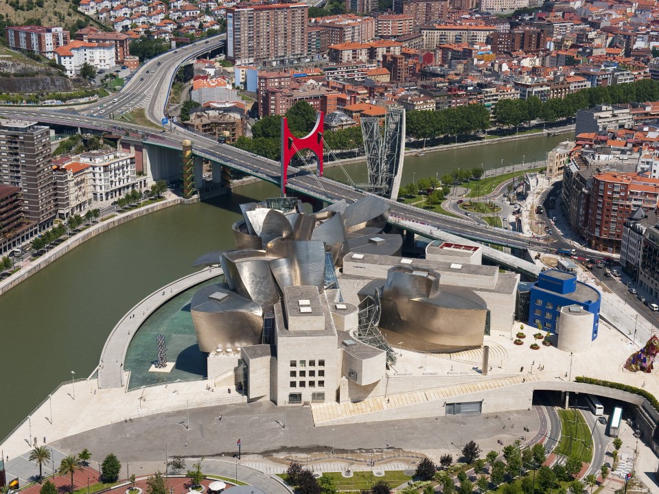 Nach Eröffnung des Guggenheim-Museum entwickelte sich das ehemalige Gewerbegebiet am Industriehafen Bilbaos zur gefragten Gegend. Foto: Guggenheim-Museum Bilbao____
