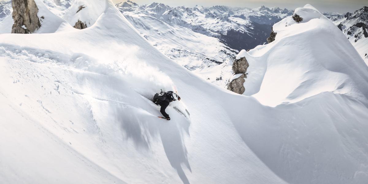 Mit mehr als 300 km Skiabfahrten, 85 Bahnen und Lifte, über 200 km spektakulären Tiefschneeabfahrten und modernster Infrastruktur ist Ski Arlberg das größte zusammenhängende Skigebiet Österreichs. Foto: Ski Arlberg