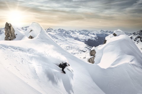 Mit mehr als 300 km Skiabfahrten, 85 Bahnen und Lifte, über 200 km spektakulären Tiefschneeabfahrten und modernster Infrastruktur ist Ski Arlberg das größte zusammenhängende Skigebiet Österreichs. Foto: Ski Arlberg