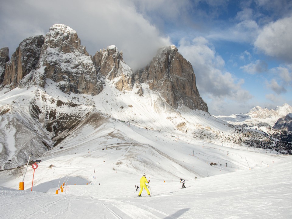 Mit 181 Pistenkilometern ist das Skigebiet Val Gardena/Seiser Alm die größte Skiregion von Dolomiti Superski, einem Zusammenschluss von 12 Skiregionen inmitten des UNESCO Welterbes Dolomiten. Foto: Getty Images____