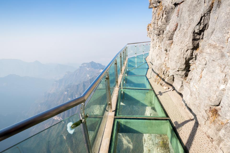 Die Glasbrücke Zhangjiajie in der Wulingyuan-Landschaft in Zhangjiajie, China ist mit einer Länge von 430 Metern und einer Höhe von 260 Metern die derzeit längste und höchste Brücke mit Glasboden der Welt. Foto: AdobeStock____