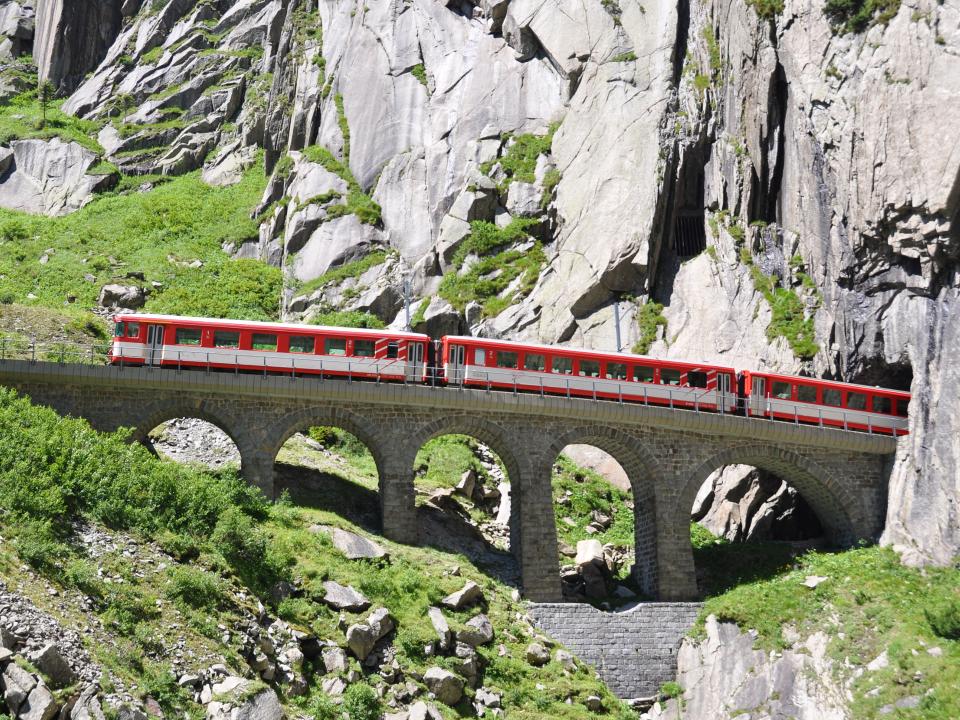 Eisenbahn fährt in einen Tunnel____