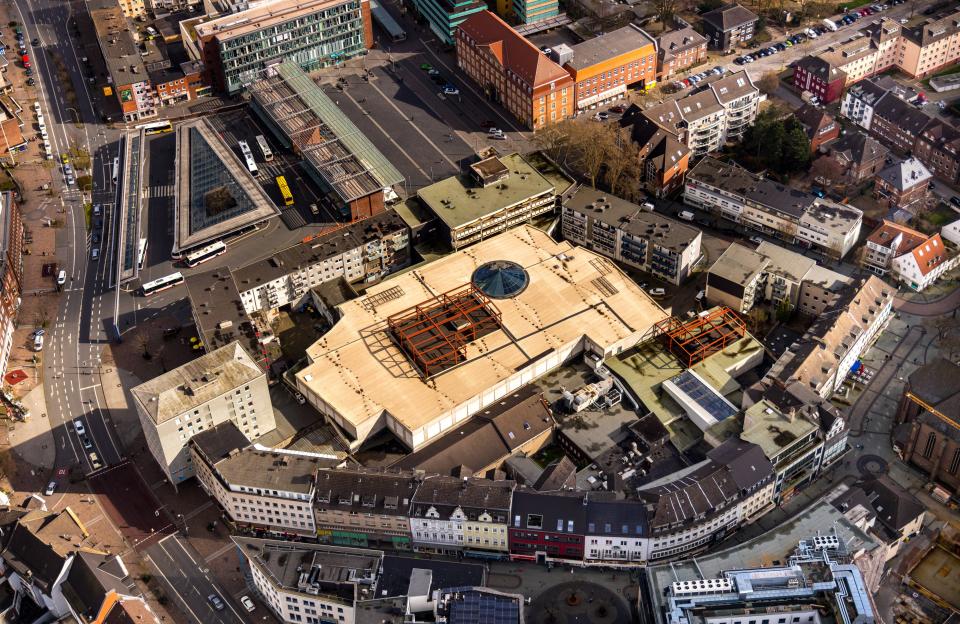 Büros, Geschäfte, ein Kino, Restaurants und, und, und. Die Pläne für das "Hansa Center" in Bottrop sind fertig. Das Immobilie ist jedoch seit mehr als 10 Jahren eine Dauerbaustelle. Foto: imago____