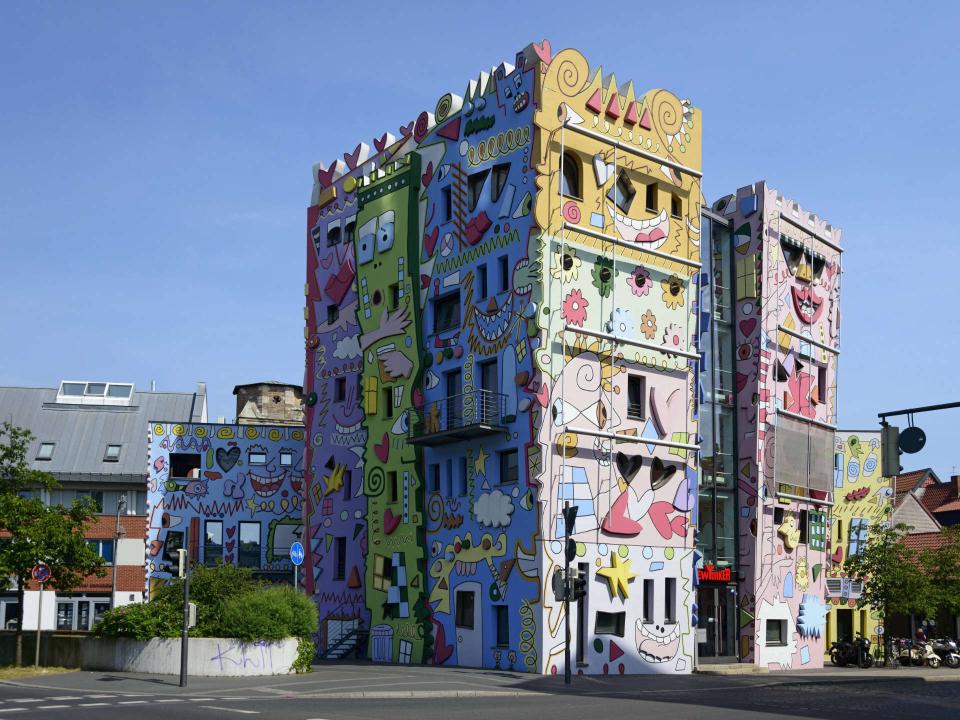Die bunte Fassade macht das Happy Rizzi einzigartig – gefällt aber nicht jedem. Foto: imageBROKER / picture alliance____