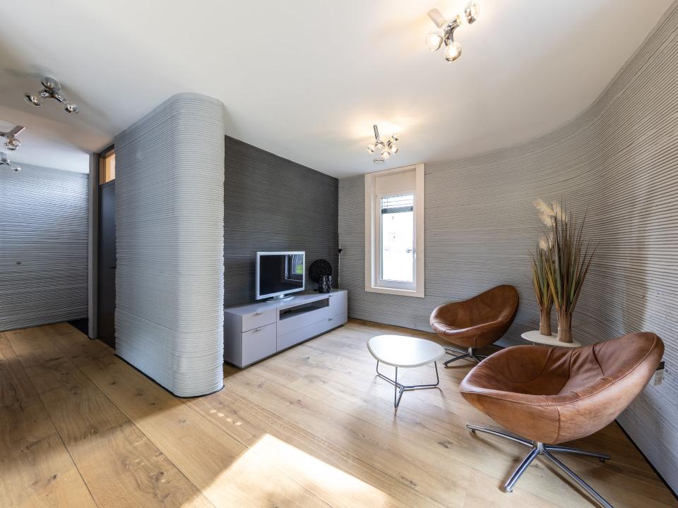 Auch in den Innenräumen des Hauses sind die für 3D-Druck typischen Rillen klar zu erkennen. Foto: PERI SE____