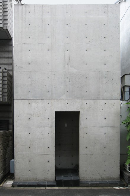 Das Haus Azuma des japanischen Architekten Tadao Andō in Osaka wurde bereits 1976 fertiggestellt und ist eines der bekanntesten Beispiele für minimalistische Architektur. Foto: Oiuysdfg/Wiki