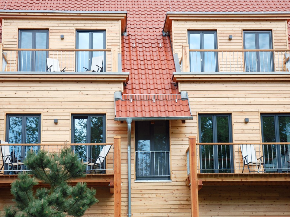 Haus mit Holzfassade____