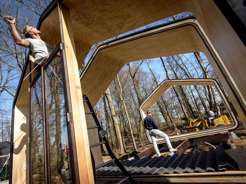 Beim Aufbau des Papphauses. Foto: Wikkelhouse / Yvonne Witte____