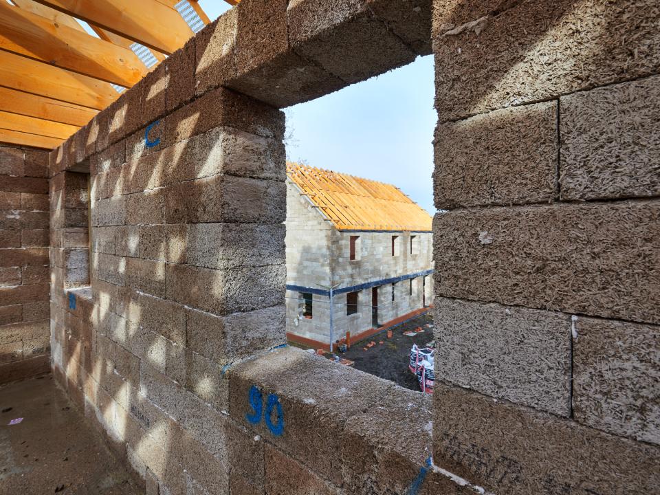 Hausbau mit Hanfkalk-Steinen der belgischen Firma IsiHemp in Hélécine (Belgien). Foto: IsoHemp____