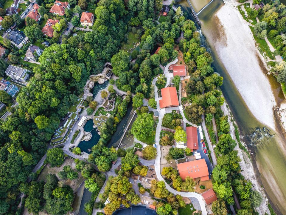 Der Blick von oben verrät die Nähe des Tierparks München Hellabrunn zur Isar. Foto: Tierpark München/Marc Müller____