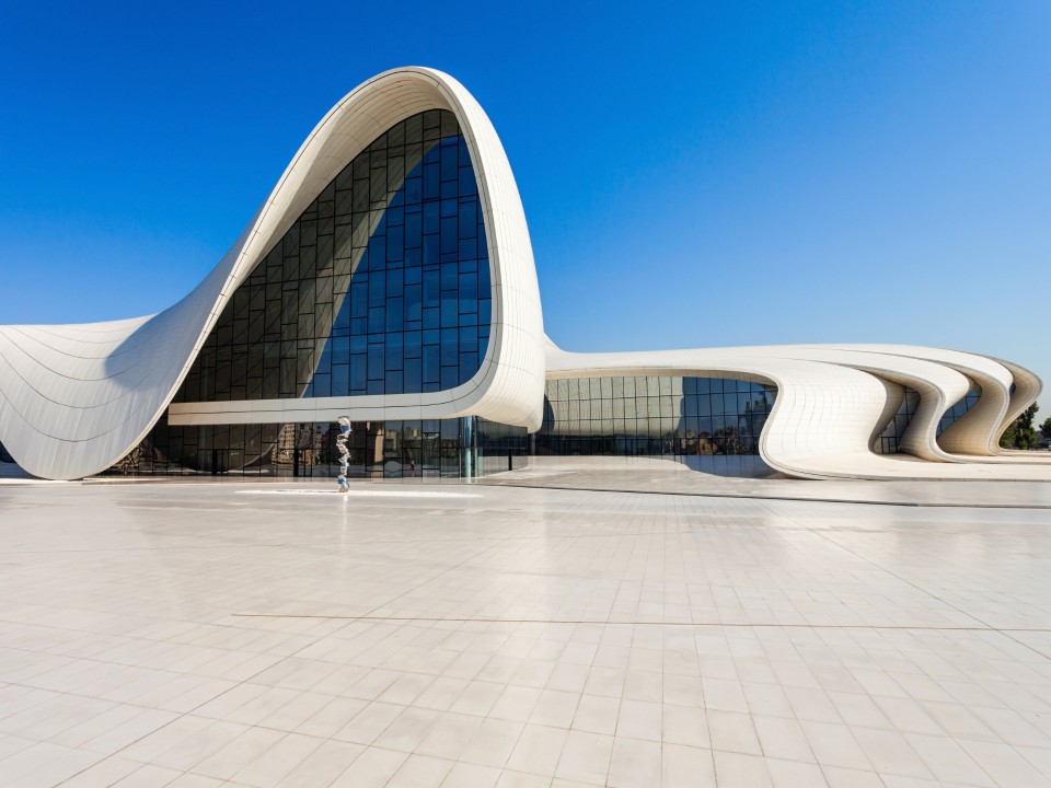 Heydər Əliyev Merkezi in Baku (Architektin: Zaha Hadid), Foto: Adobe Stock____
