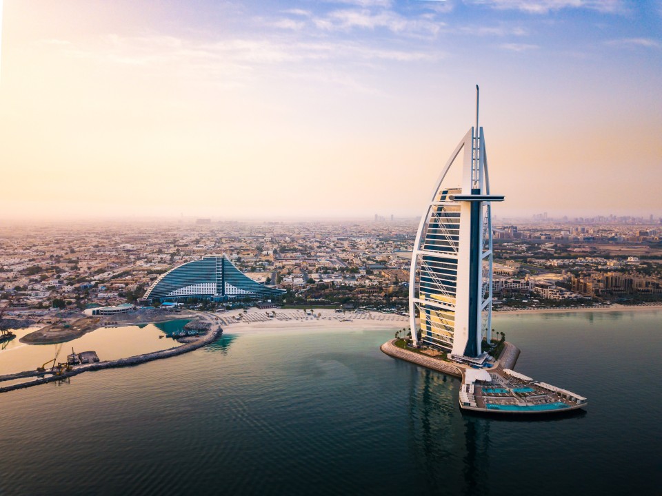 Kaum ein Luxushotel der Welt hat so viele Schlagzeilen gemacht wie das spektakuläre Burj al Arab in Dubai. Foto: AdobeStock____