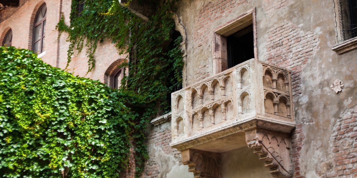 Der berühmte Balkon von Romeo und Julia liegt in der Via Cappello Nr. 23 in Verona, rund 150 Meter südlich der Piazza delle Erbe. Foto: Adobe Stock