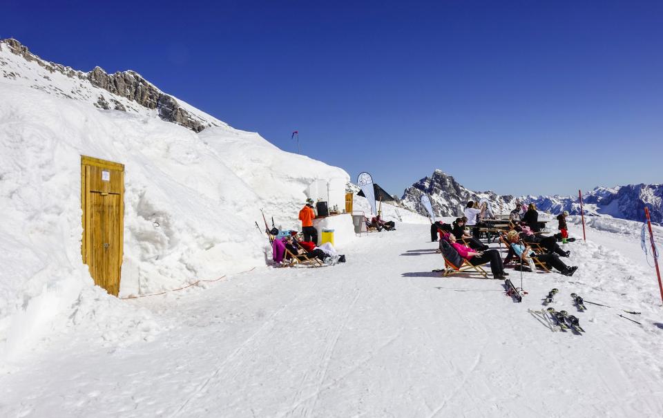 Das Iglu-Dorf auf der Zugspitze wird jedes Jahr im Dezember neu errichtet. Foto: GettyImages____