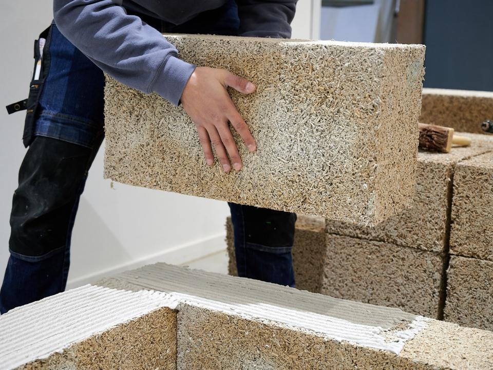 Gehört Hanfkalk die Zukunft? Das ist von vielen Faktoren abhängig, unter anderem auch von den Produktionskapazitäten von Vorreiter-Unternehmen wie Isohemp. Foto: IsoHemp____