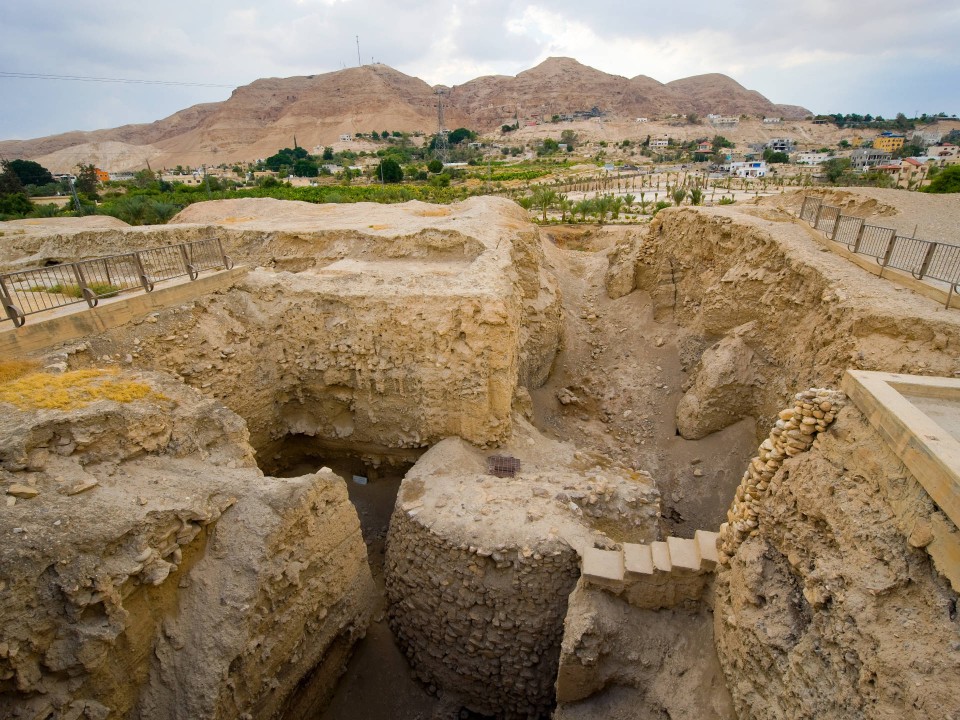 Jericho liegt im Jordanengraben, 250 Meter unter dem Meeresspiegel und ist damit die tiefgelegenste Stadt der Welt. Ausgerechnet dort wurde der älteste Turmbau der Welt gefunden – auch wenn dieser nur knapp über 8 Meter hoch ist. Foto: Shutterstock____