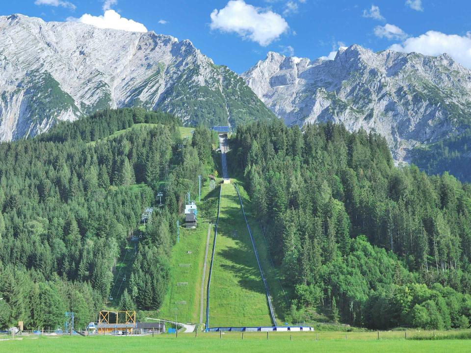 Die Skiflugschanze am Kulmkogel im Sommer. Foto: Adobe Stock____