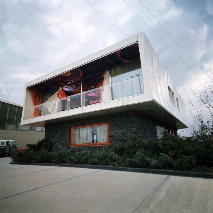 Der Konstrukteur Wolfgang Feierbach stellt im November 1969 in Altenbach in Hessen das Kunststoffhaus der Zukunft vor. Es wird auf festes Fundament montiert, hat 160 qm Wohnfläche und kostet inklusive der kompletten Kunststoffeinrichtung rund 300.000 Mark. Foto: Manfred Rehm____