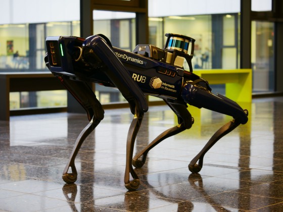 Roboterhündin RUBy kann eigenständig Brandschutzanlagen erkennen und dokumentieren. Foto: Ruhr-Universität Bochum/Lehrstuhl für Informatik im Bauwesen