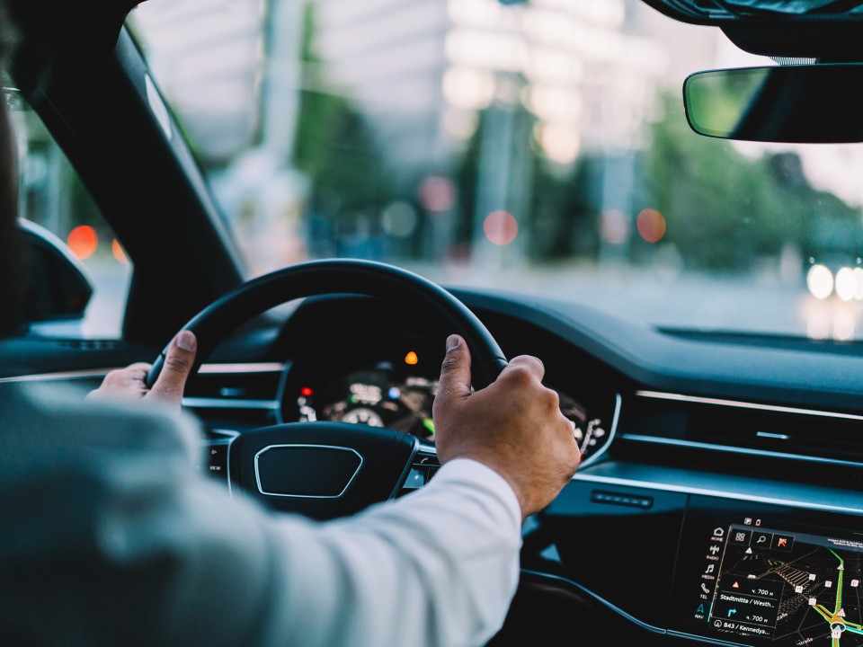 Auch Autofahrer vertrauen schon heute auf KI im Alltag – zum Beipiel bei der Navigation. Foto: Adobe Stock____