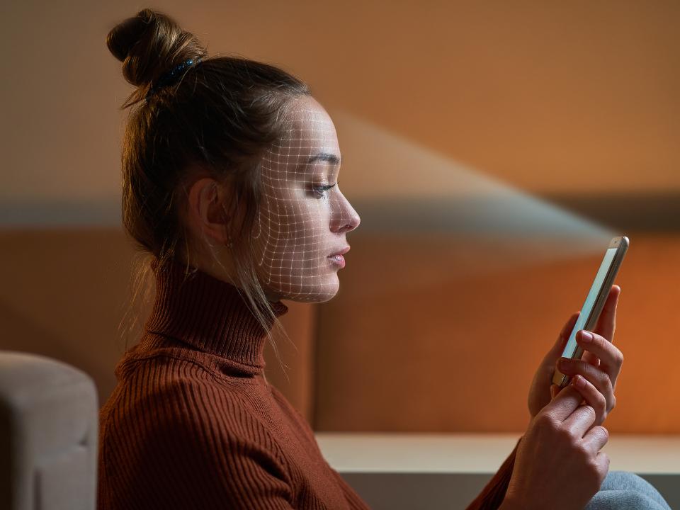Wer sein Smartphone per Gesichtserkennung entsperrt, nutzt eine künstliche Intelligenz im Alltag. Foto: Adobe Stock____