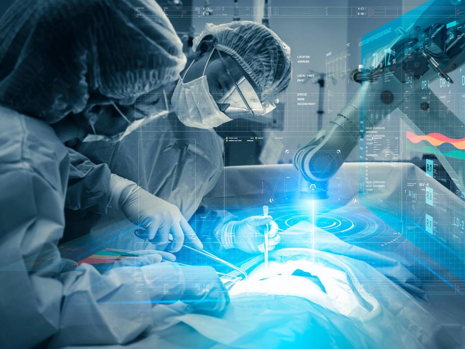 Roboter helfen schon heute im OP-Saal, aber noch nicht auf Grundlage künstlicher Intelligenz. Zukünftig könnte sich das ändern. Foto: Adobe Stock____