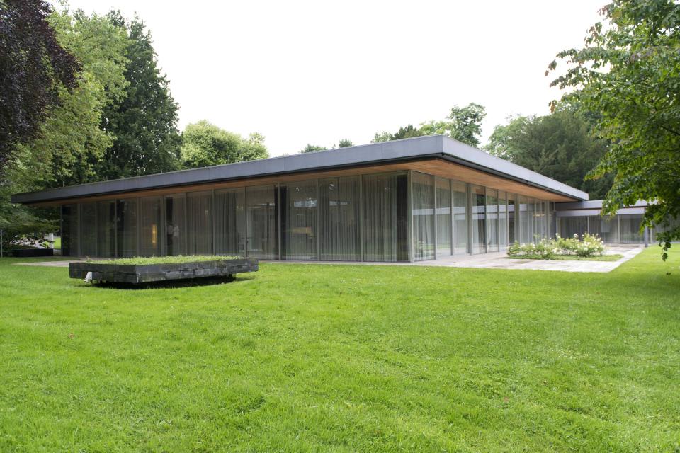 Der Kanzlerbungalow des Architekten Sep Ruf wurde von 1964 bis 1999 als Wohn- und Empfangsgebäude des deutschen Bundeskanzlers in Bonn genutzt. Der Bungalow befindet sich im Park zwischen dem ehemaligen Bundeskanzleramt und dem Palais Schaumburg, dem Bonner Dienstsitz des Bundeskanzlers. Foto: AdobeStock____
