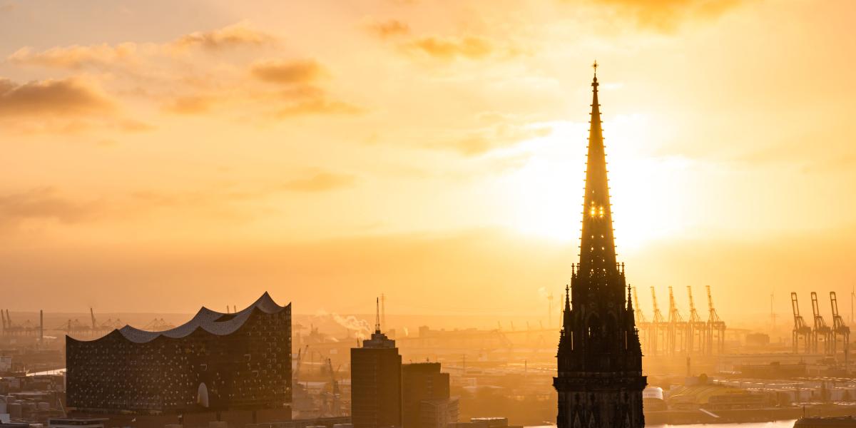 Drei der fünf höchsten Sakralbauten stehen in Deutschland. Hier zu sehen: Die ehemalige Hauptkirche St. Nikolai in Hamburg. Foto: Adobe Stock