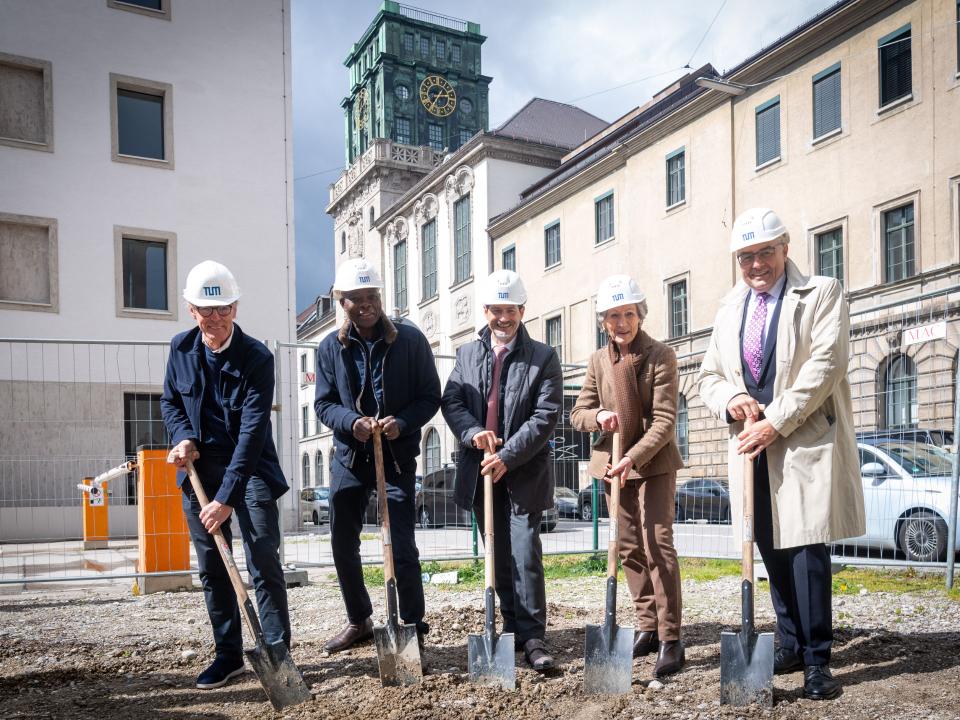 Spatenstich auf der Baustelle der neuen Kita, v.l.: Architekt und TUM-Professor Hermann Kaufmann, Pritzker-Preisträger und TUM-Professor Francis Kéré, TUM-Präsident Prof. Thomas F. Hofmann, Stifterin Ingeborg Pohl, TUM-Kanzler Albert Berger, Foto: Andreas Heddergott/TUM____