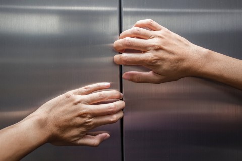 Für Klaustrophobiker kann die Fahrt im Fahrstuhl ein echter Albtraum sein. Foto: Adobe Stock